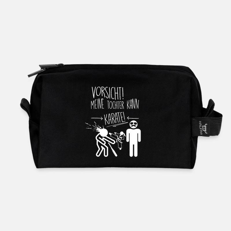 Vorsicht! Meine Tochter kann Karate - Recycelte Kulturtasche - Schwarz