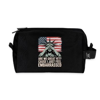 Are We Great Yet? Protest Graphic - Recycled Toiletry Zip Bag - black - Front