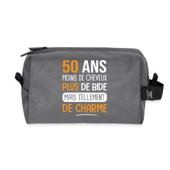 50 ans plus de charme cadeau anniversaire 50 ans - Trousse de toilette en tissu recyclé - anthracite - Devant