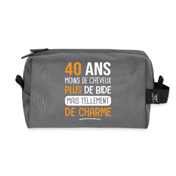 40 ans plus de charme cadeau anniversaire 40 ans - Trousse de toilette en tissu recyclé - anthracite - Devant