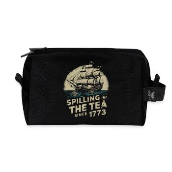 Tee verschütten seit 1773 – Humorvolle Geschichte - Recycelte Kulturtasche - Schwarz - Vorne