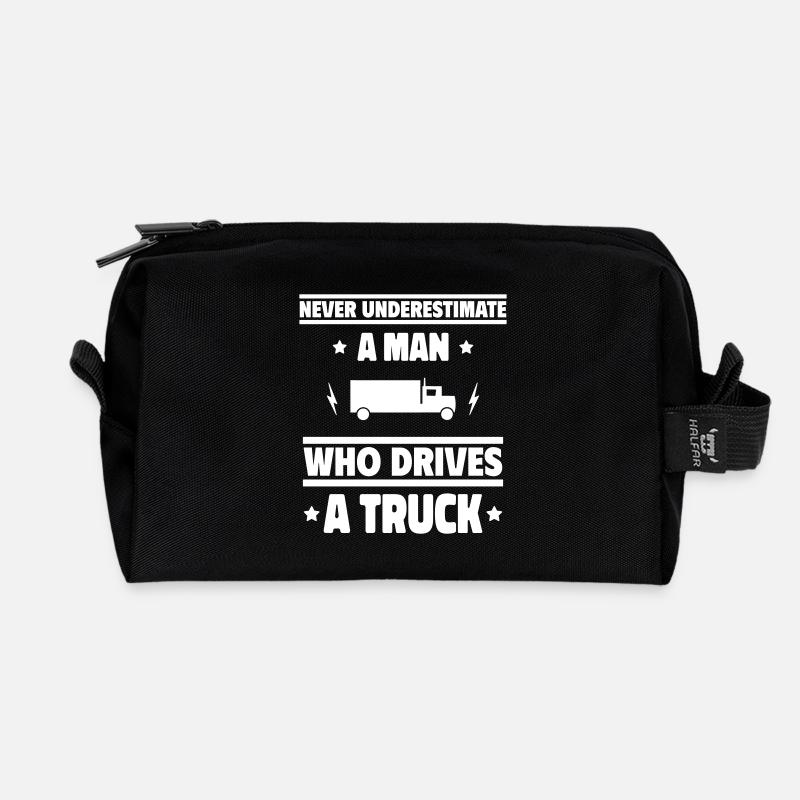 Unterschätze niemals einen Mann im Lkw! - Recycelte Kulturtasche - Schwarz