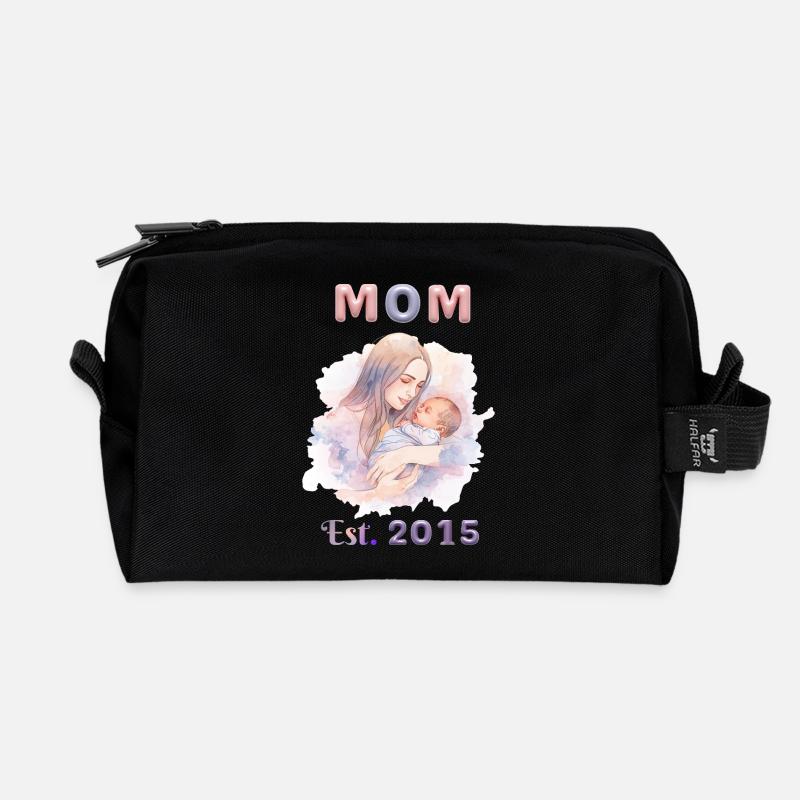 Mama seit 2015 – Zartes Aquarelldesign - Recycelte Kulturtasche - Schwarz