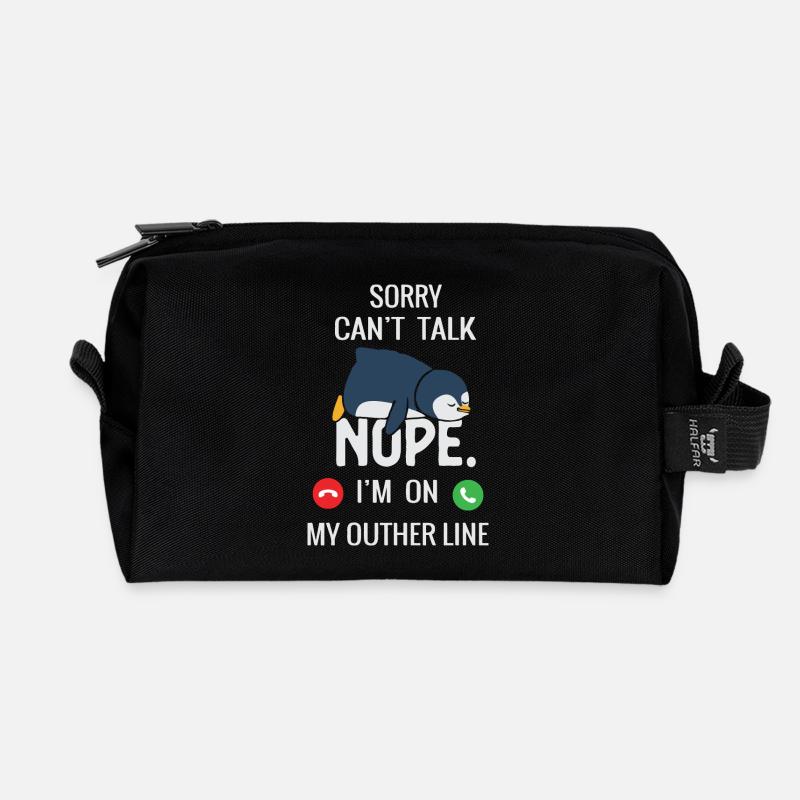 Niedlicher Pinguin Sleepy Callout Design - Recycelte Kulturtasche - Schwarz
