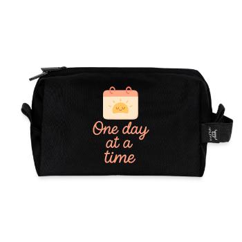 Einen Tag nach dem anderen Kalender & Motivation - Recycelte Kulturtasche - Schwarz - Vorne