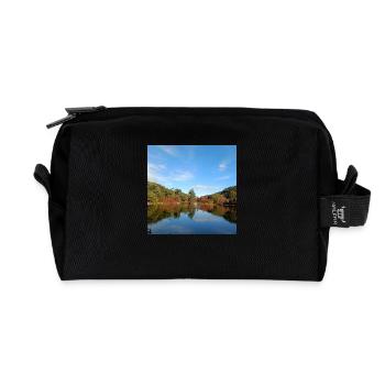 Blick auf den See - Recycelte Kulturtasche - Schwarz - Vorne