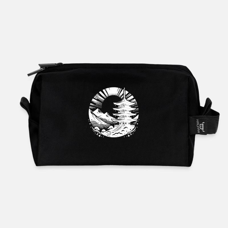 Japanische Tradition mit Bergen im Hintergrund - Recycelte Kulturtasche - Schwarz