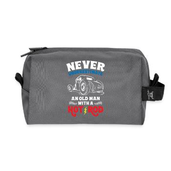 Never Underestimate An Old Man With A Hot Rod - Recycelte Kulturtasche - Anthrazit - Vorne