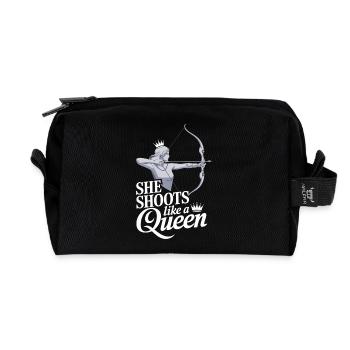 Queen Archer: She Shoots Like a Queen - Recycelte Kulturtasche - Schwarz - Vorne