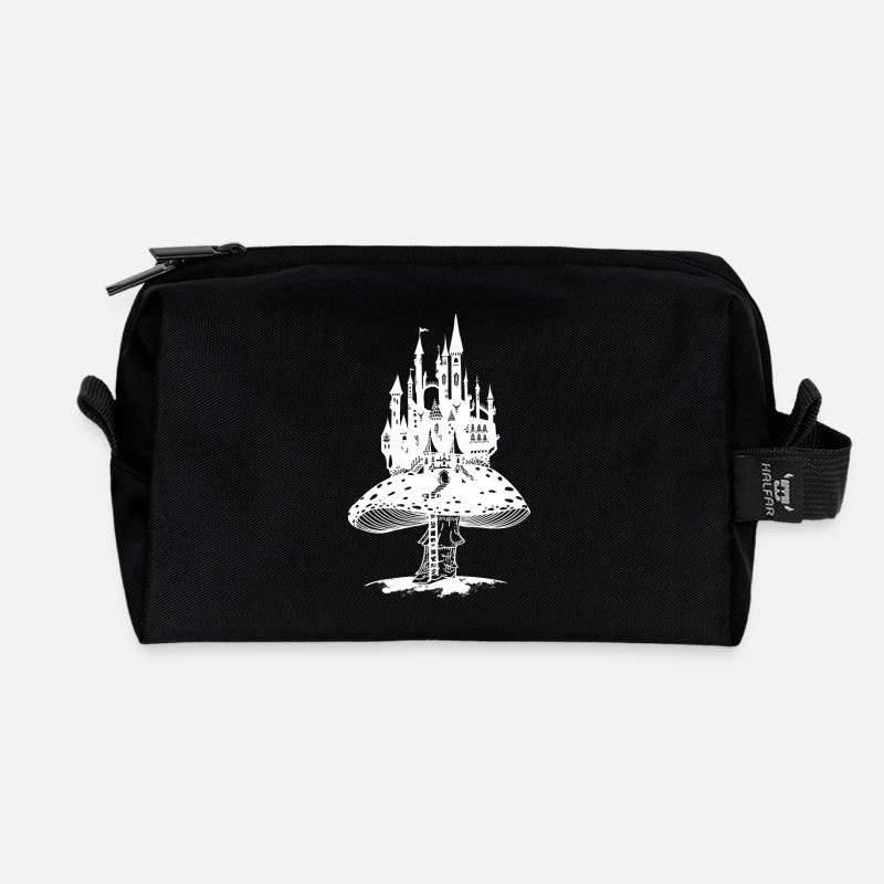 Märchenschloss auf einem riesigen Fliegenpilz - Recycelte Kulturtasche - Schwarz
