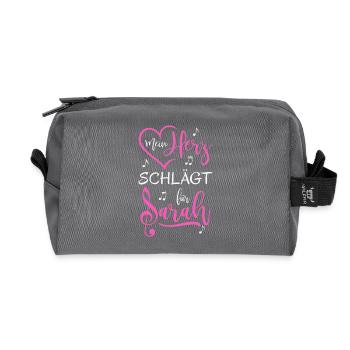 Mein Herz schlägt für Sarah - Recycelte Kulturtasche - Anthrazit - Vorne