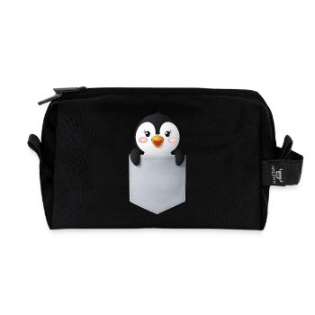 Niedlicher Pinguin in der Brusttasche - Recycelte Kulturtasche - Schwarz - Vorne