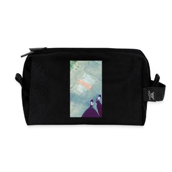 Graphiques sur le trottoir avec une barrée - Trousse de toilette en tissu recyclé - noir - Devant