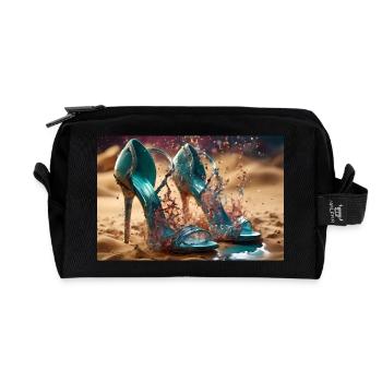 Sandalen im Sand - KI - Recycelte Kulturtasche - Schwarz - Vorne