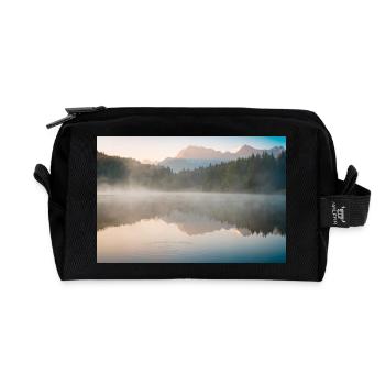 Morgennebel am stillen See - Recycelte Kulturtasche - Schwarz - Vorne