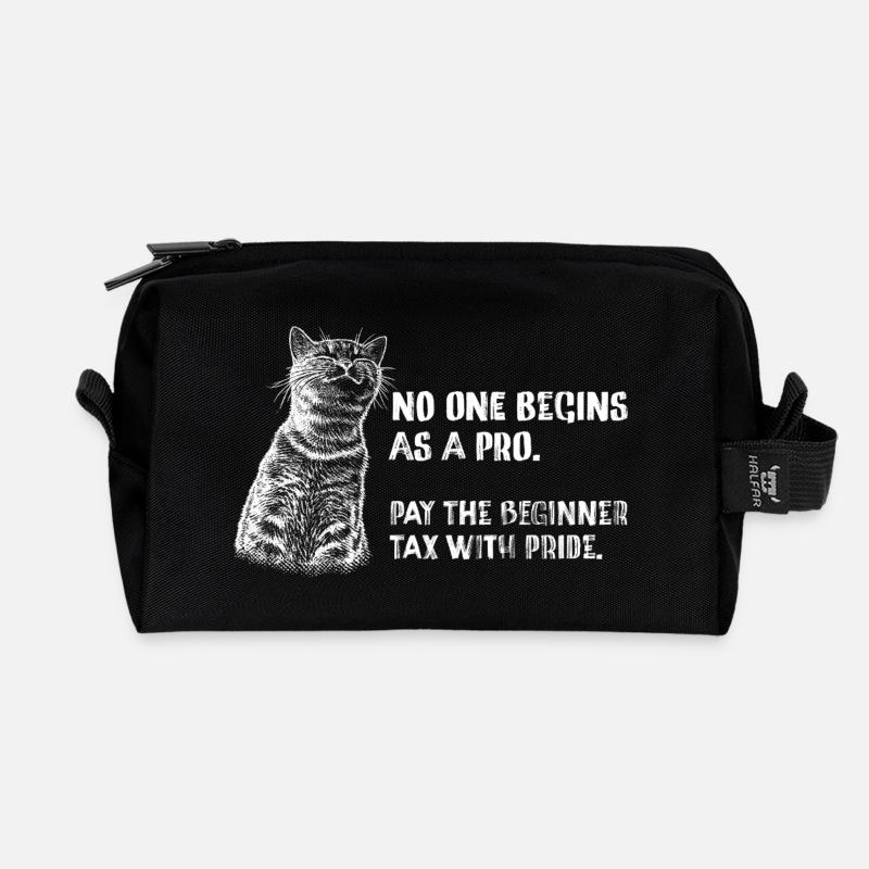 Beginner Tax – Niemand startet wie ein Profi - Recycelte Kulturtasche - Schwarz