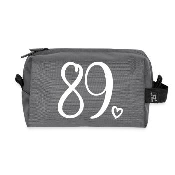 Süße Nummer 89, 89 Jahre alt, Geschenk zum 89. Geburtstag - Recycelte Kulturtasche - Anthrazit - Vorne