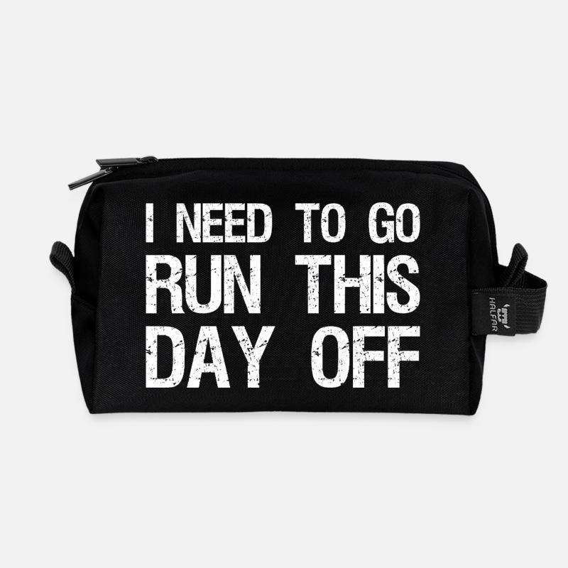 I need to go run this day off funny - Recycelte Kulturtasche - Schwarz