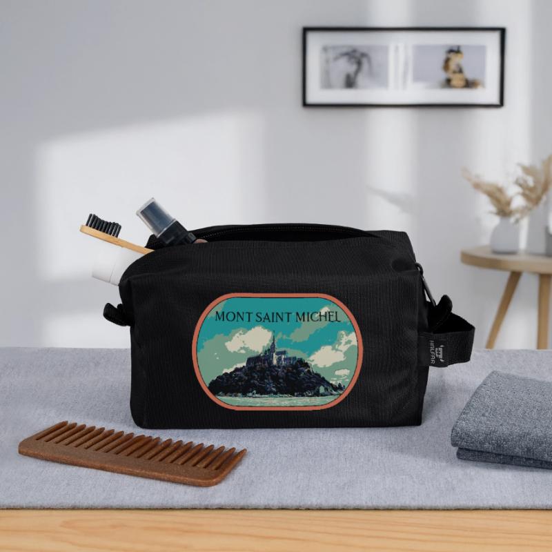 Illustration en bleu et vert du Mont Saint Michel Trousse de toilette en tissu recyclé