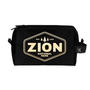 Zion National Park Badge Tee - Recycelte Kulturtasche - Schwarz - Vorne