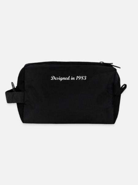 Designed in 1983 - Recycelte Kulturtasche - Schwarz - Hinten