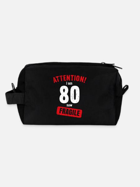 Achtung Ich bin jetzt 80 Fragile 80. Geburtstag - Recycelte Kulturtasche - Schwarz - Hinten