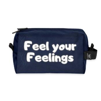 Feel Your Feelings – Selfcare Statement Shirt - Recycelte Kulturtasche - Navy - Vorne