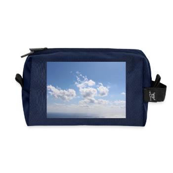 Ehrfürchtig blauer Himmel Wolken Muster - Sommerurlaub - Recycelte Kulturtasche - Navy - Vorne