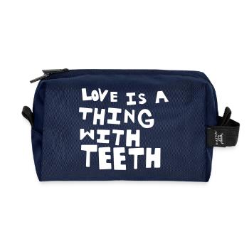 L'amour est une chose avec des dents - Trousse de toilette en tissu recyclé - marine - Devant