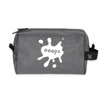 Fleck ooops white - Recycelte Kulturtasche - Anthrazit - Vorne