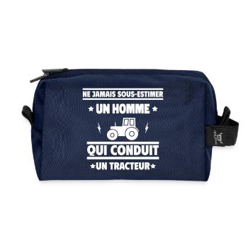 Un homme, un tracteur : ne sous-estimez jamais ! - Trousse de toilette en tissu recyclé - marine - Devant