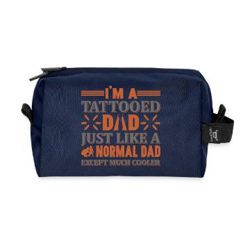 Tattooierter Papa Cooler Vater-Shirt - Recycelte Kulturtasche - Navy - Vorne