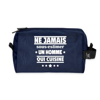 Ne sous-estimez jamais un homme qui cuisine - Trousse de toilette en tissu recyclé - marine - Devant