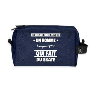Ne sous-estimez jamais un homme qui fait du skate - Trousse de toilette en tissu recyclé - marine - Devant