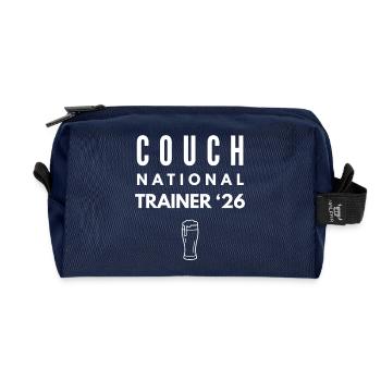 Couch National Trainer '26|Sport Fan Shirt Fußball - Recycelte Kulturtasche - Navy - Vorne