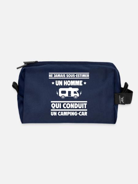 Ne sous-estimez qui conduit un camping-car - Trousse de toilette en tissu recyclé - marine