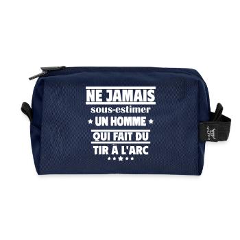sous-estimer un homme qui fait du tir à l'arc - Trousse de toilette en tissu recyclé - marine - Devant