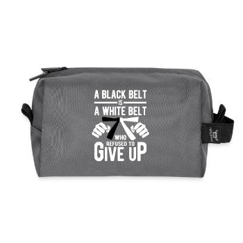 A black belt is a white belt wo refused give up - Recycelte Kulturtasche - Anthrazit - Vorne