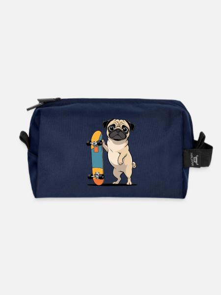 Pug mit Skateboard Illustration - Recycelte Kulturtasche - Navy