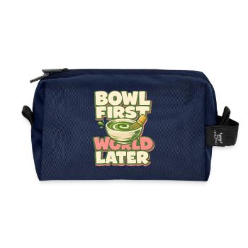 Erst Matcha, dann Welt | Tee Humor - Recycelte Kulturtasche - Navy - Vorne