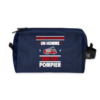 jamais sous-estimer un homme qui est pompier - Trousse de toilette en tissu recyclé - marine - Devant