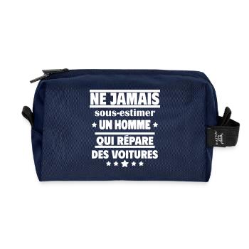 un homme qui répare des voitures - Trousse de toilette en tissu recyclé - marine - Devant