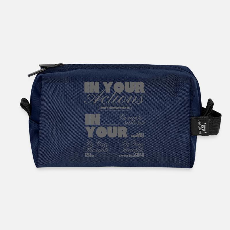 In Your Actions und Thoughts Typo-Motiv - Recycelte Kulturtasche - Navy