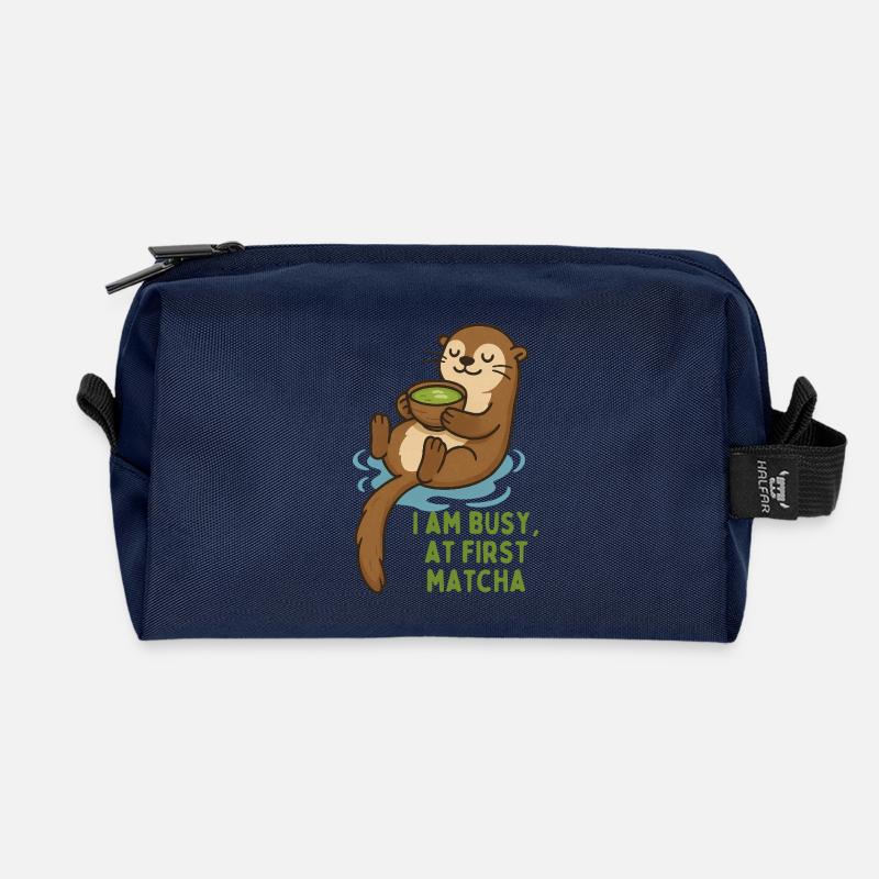 Otter genießt Matcha - i am busy first matcha - Recycelte Kulturtasche - Navy