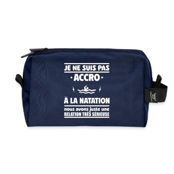 Je ne suis pas accro à la natation - Trousse de toilette en tissu recyclé - marine - Devant