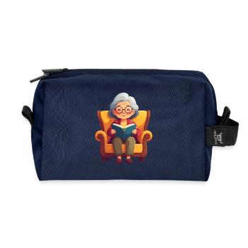 Oma sitzt im Sessel und liest ein Buch - Recycelte Kulturtasche - Navy - Vorne