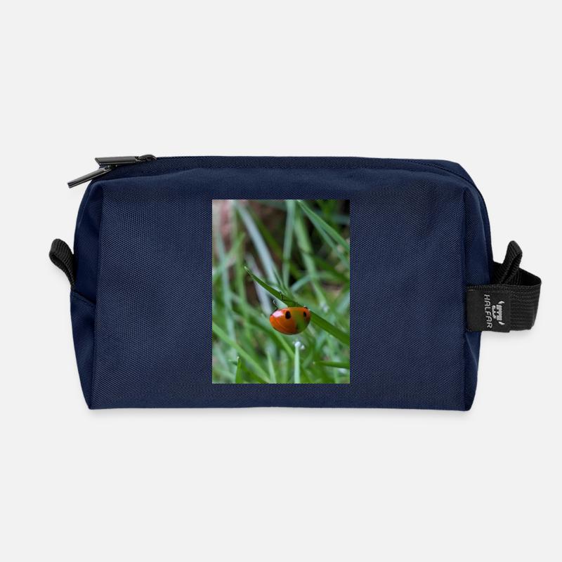 Nahaufnahme: Marienkäfer auf Gras - Recycelte Kulturtasche - Navy