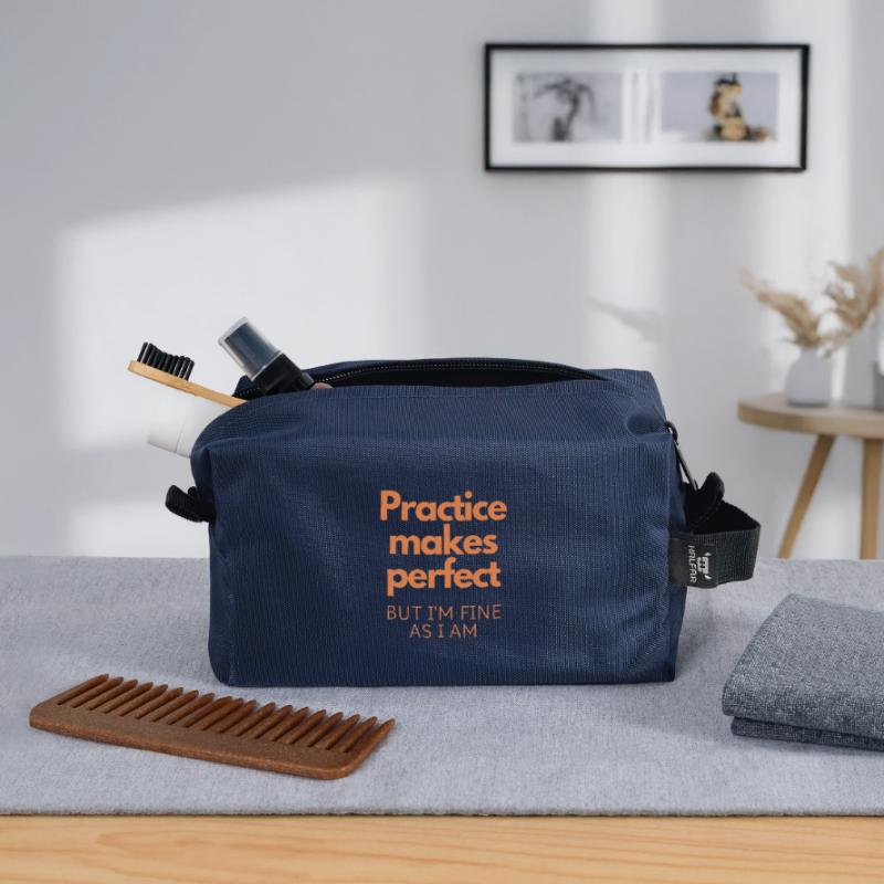 C’est en forgeant qu’on devient forgeron, mais ça me va Trousse de toilette en tissu recyclé
