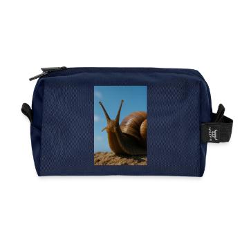 Hintergrund der Schnecke am Strand - Recycelte Kulturtasche - Navy - Vorne