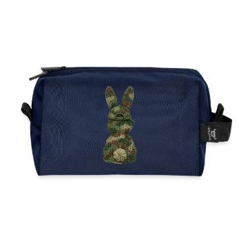 Hase von hinten Cap Tarnfarben Kappe Camouflage - Recycelte Kulturtasche - Navy - Vorne